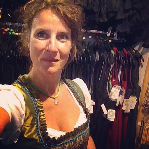 kasteelvrouwe in Dirndl